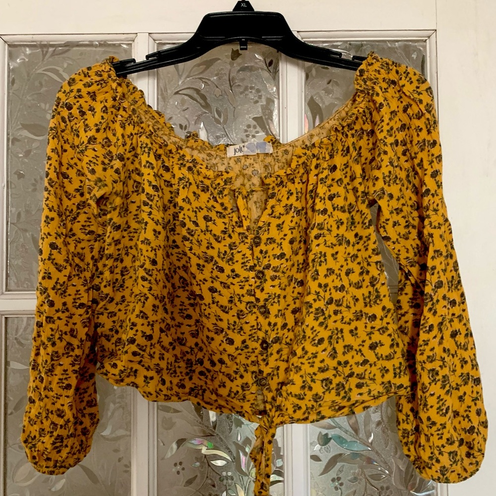 XS cold shoulder crop top!